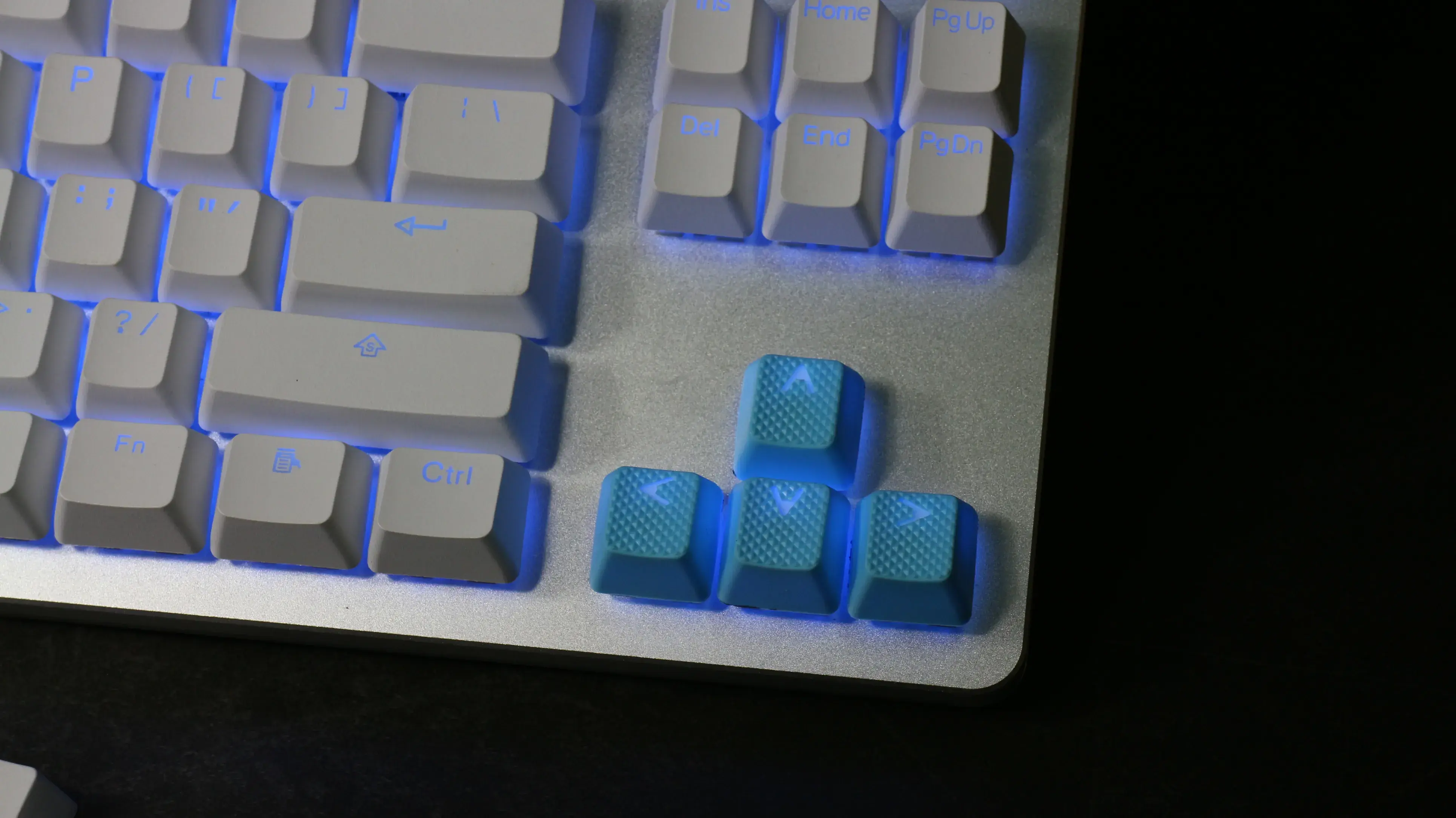 Tai-Hao TPR Rubber Backlit Double-Shot 18-Key Gaming Keycap Set — Neon Blue, UK Layout thumbnail 3